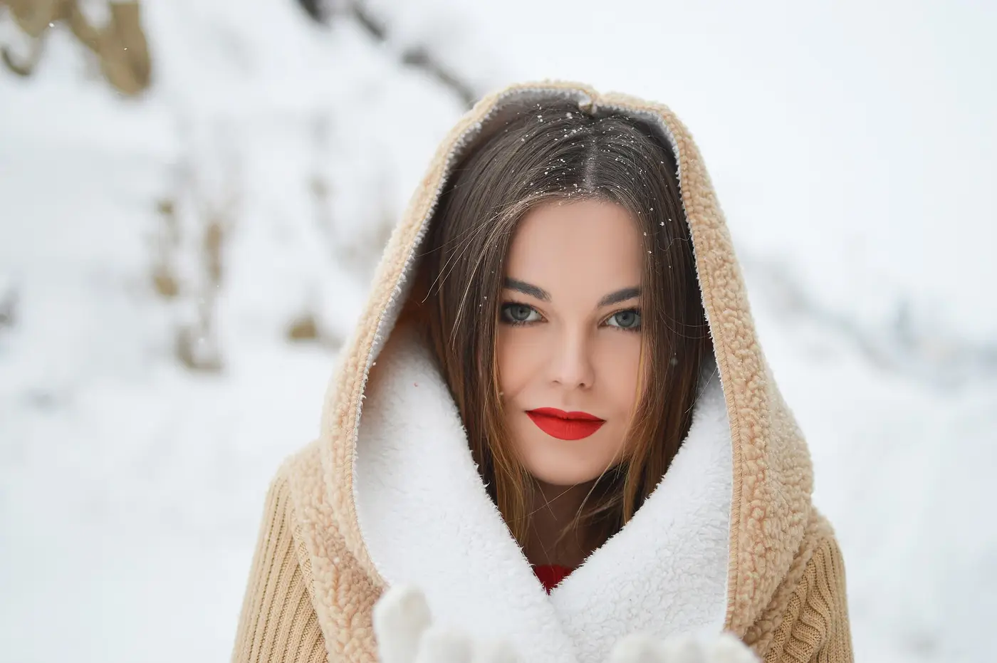 Femme en capuche dans la neige