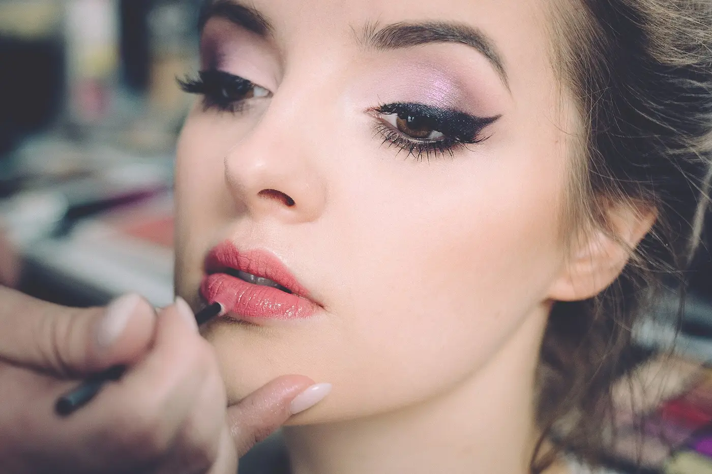 Femme qui applique son maquillage au pinceau